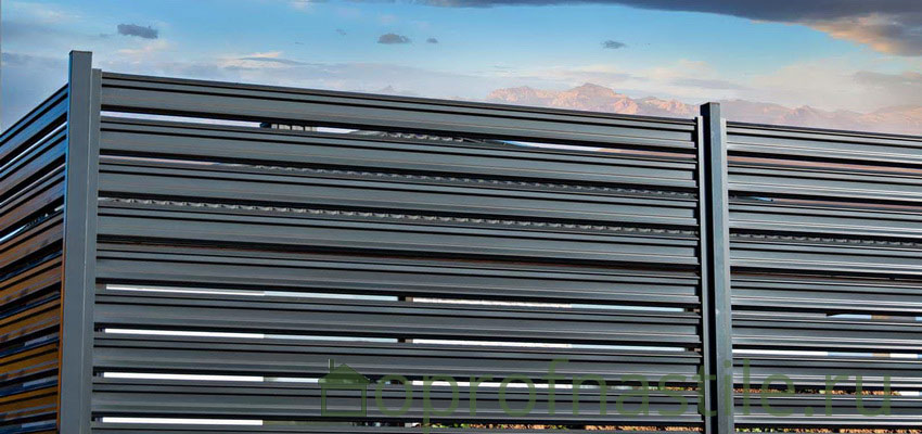 Горизонтальный забор из металлического штакетника фото