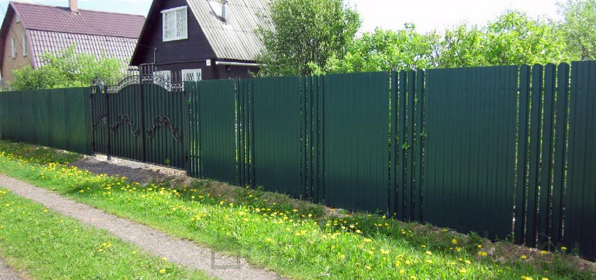 Забор из штакетника — основные виды, характеристики и особенности монтажа (110 фото)