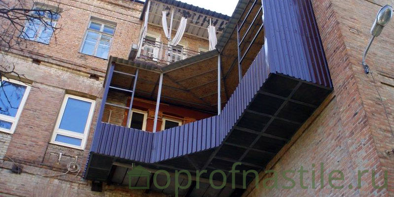 Балкон из профнастила с вертикальной зашивкой