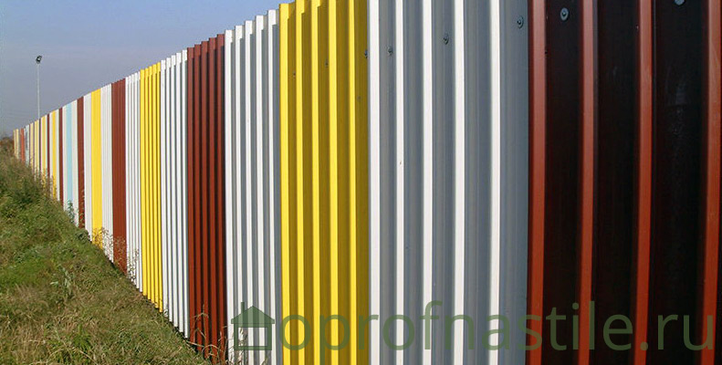 Забор из профнастила разных цветов