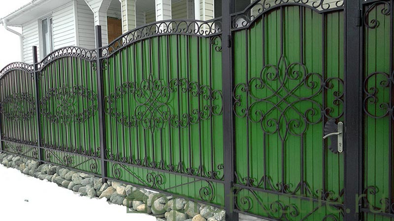 Забор из зеленого профнастила с коваными элементами